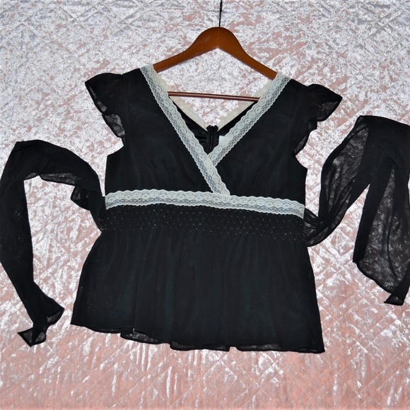Liz Claiborne Tops - Liz Claiborne Shirt Size 6 Black Ivory Lace Liz Claiborne Tops - Liz Claiborne Shirt Size 6 Black Ivory Lace